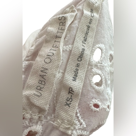 Urban Outfitters White Eyelet Button-Back Blouse Size XS - Picture 5 of 8